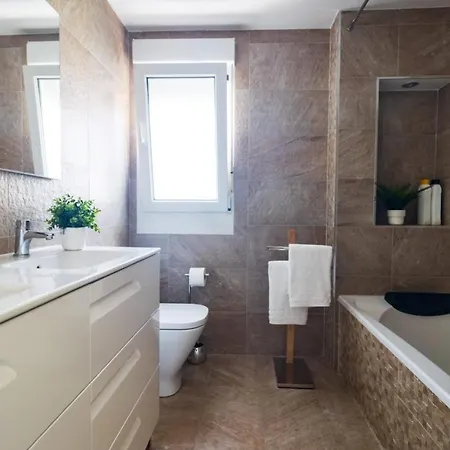 Apartamento Lujoso ático Entre 2 Playas Con Garaje, Terraza, Vistas Y Wifi *